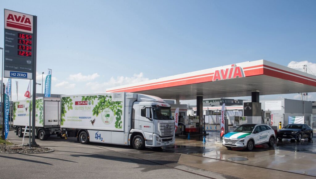 Schätzle eröffnet erste AVIA Wasserstoff-Tankstelle der Zentralschweiz